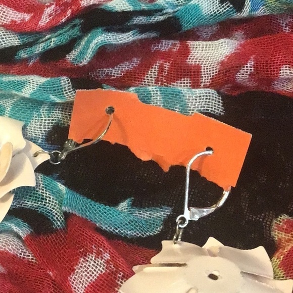 Beautiful pair of rose earrings. Light, pink, and metal. - Picture 2 of 2